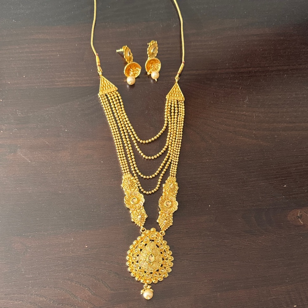Elegant Gold Necklace and Earring Set